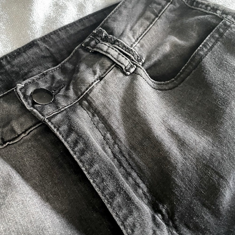 Black shredded skinny jeans